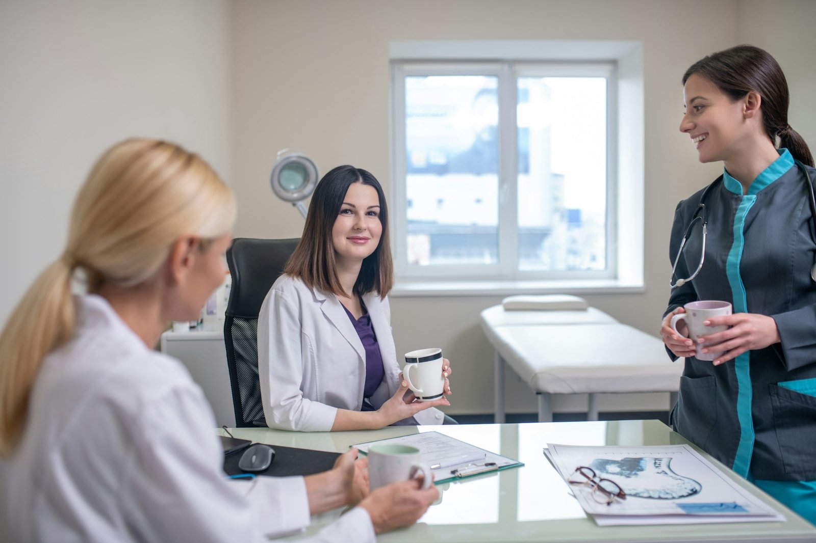 Doctors in neurologycal clinic having shift change