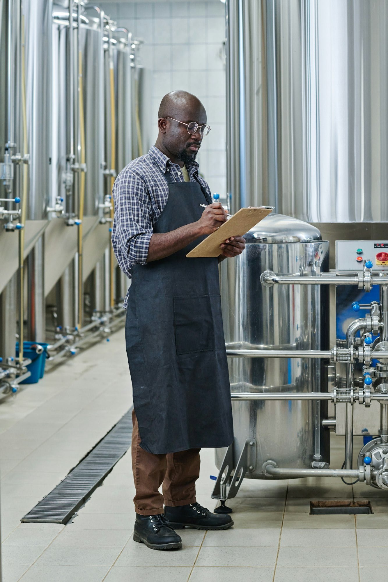 Engineer controling the production of raw materials